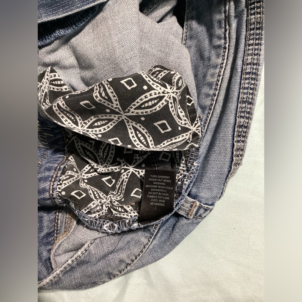 White House Black Market Blanc Light Wash Capri Jeans Size 4 - Picture 6 of 11